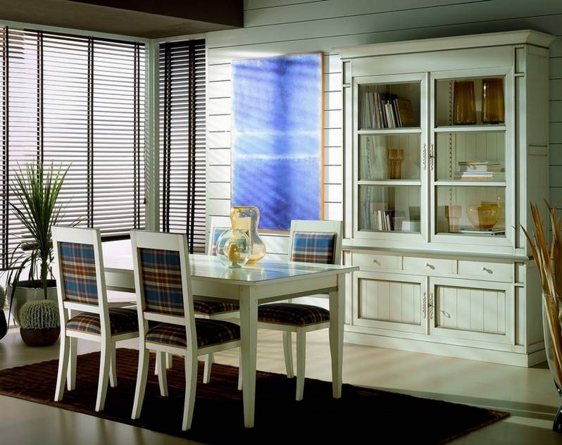 Salón clásico de madera maciza, patinada en Blanco roto satinado