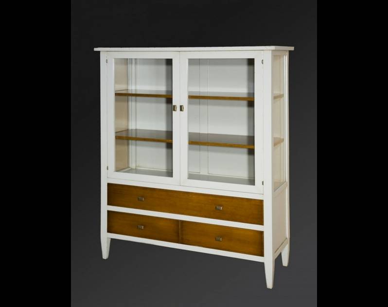 Aparador en blanco y madera Vitrina de madera maciza y cristal.