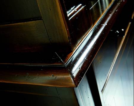 Despacho clásico de madera y estilo Francés y acabado medio envejecido