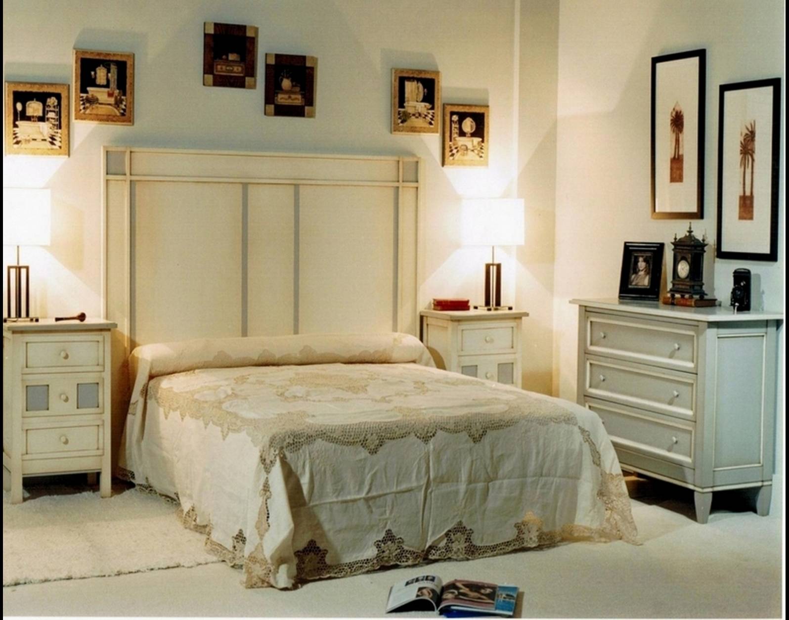 Cabecero de dormitorio Blanco y Gris, estilo Francés de madera maciza.  Color principal Amarillo Grado de envejecido Medio envejecido Color  secundario Ninguno