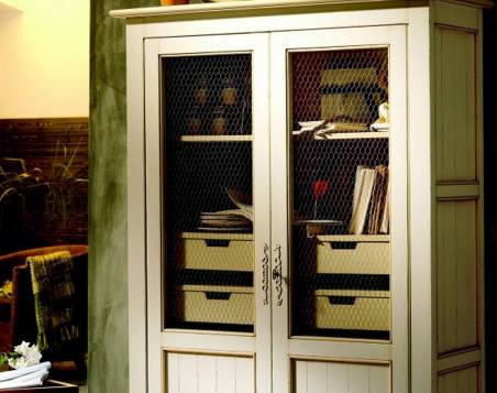 Vitrina Modelo Venecia fabricada en madera maciza terminada en Blanco Roto