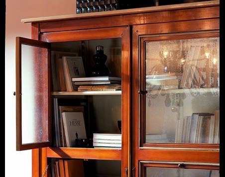 Vitrina Modelo Viena realizada en madera y cristal con puertas abatibles
