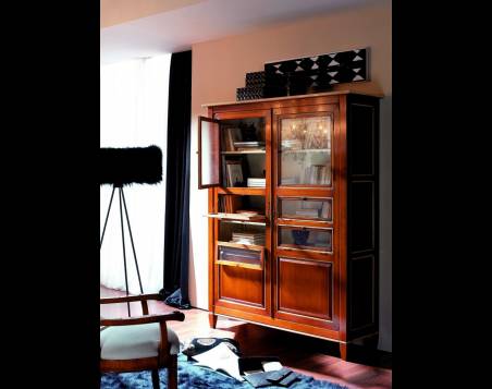 Vitrina Modelo Viena realizada en madera y cristal con puertas abatibles
