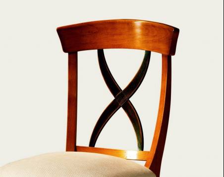 Silla de Comedor Modelo Aspa elaborada en madera maciza de Original diseño